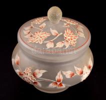 Virágos bonbonniere. Kézzel festett, a száján minimális, fedő mellett nem látszó pattanás. d:17 cm, m: 17 cm