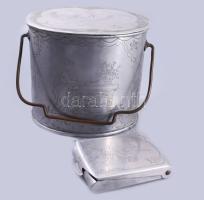 1946/1947 Málenkij robot fogolymunka. Kijev környéke, 1946-1947, megmunkált alumínium csajka és cigarettatartó, rajtuk "H.K. Emlék Hadifogságomból" felirat mellett rendkívül gazdag díszítés, versrészlet, szerelmi témájú ábrázolás, növényi ornamentika, stb. /// 1946/1947 Malenkiy Robot forced labor. Around Kiev, 1946?1947, worked aluminum mess tin and cigarette case, bearing the inscription 'H.K. In Memory of My Captivity' along with extremely rich decoration, a poem excerpt, love-themed depictions, plant ornamentation, etc