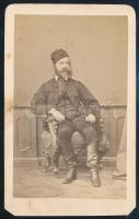 cca 1865 Szakállas úr magyaros ruhában, keményhátú fotó Borsos és Doctor pesti műterméből, 10,5×6,5 cm
