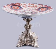 Aufsatz, asztalközép, kínáló. Ezüst, jelzett Dianás jelzéssel, hozzá, kézzel festett japán Imrai porcelán tál. Nettó 241g. d: 30 cm, m: 23 cm /// Centerpiece, serving stand. Silver, hallmarked with Diana mark, with hand-painted Japanese Imari porcelain bowl. Net weight: 241 g, diameter: 30 cm, height: 23 cm.