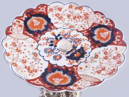 Aufsatz, asztalközép, kínáló. Ezüst, jelzett Dianás jelzéssel, hozzá, kézzel festett japán Imrai por...