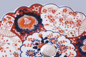 Aufsatz, asztalközép, kínáló. Ezüst, jelzett Dianás jelzéssel, hozzá, kézzel festett japán Imrai por...