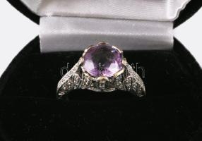 14K fehérarany gyűrű ametiszttel, (10mm) és brillekkel éklítve. Jelzett, egy tartó karom vége sérült, méret: 53,5, 5,91 g /// 14K white gold ring set with amethyst (10 mm) and diamonds. Hallmarked, one prong tip damaged. 5.91 g.