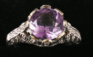 14K fehérarany gyűrű ametiszttel, (10mm) és brillekkel éklítve. Jelzett, egy tartó karom vége sérült...