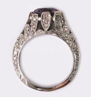 14K fehérarany gyűrű ametiszttel, (10mm) és brillekkel éklítve. Jelzett, egy tartó karom vége sérült...