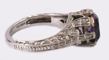 14K fehérarany gyűrű ametiszttel, (10mm) és brillekkel éklítve. Jelzett, egy tartó karom vége sérült...