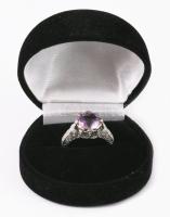 14K fehérarany gyűrű ametiszttel, (10mm) és brillekkel éklítve. Jelzett, egy tartó karom vége sérült...