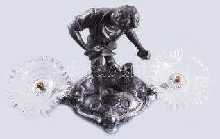 Kőműves szoborral díszített kéttálcás asztali kínáló összeállítás, 50x49 cm /// Two-tier table servi...