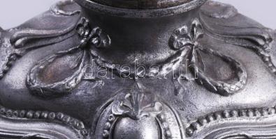 Kőműves szoborral díszített kéttálcás asztali kínáló összeállítás, 50x49 cm /// Two-tier table servi...