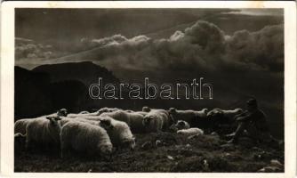 1943 Csíki-havasok, Muntii Ciucului; Csángó pásztor. Andory Aladics Zoltán mérnök felvétele / Transylvanian folklore, Ceangai shepherd (fa)