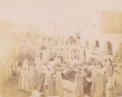 cca 1900 Biskra, Algéria, piac, kartonra kasírozott, feliratozott fotó, 21×27 cm