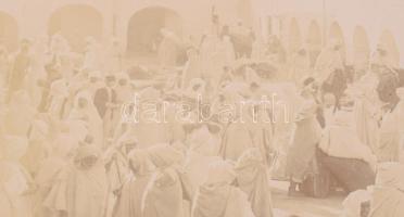 cca 1900 Biskra, Algéria, piac, kartonra kasírozott, feliratozott fotó, 21×27 cm