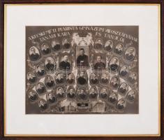 1933 A Kecskeméti Piarista Gimnázium VIII. osztályának tanári kara és tanulói 1933 tanévben, Kecskemét, Fanto műterméből, üvegezett fa keretben, paszpartuban, 24,5x31,5 cm, keret: 40x46 cm