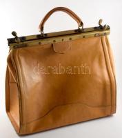 Utazótáska, stílusos régi, tiszta marhabőr, réz csatokkal, szép állapotban 40x37 cm
