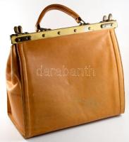 Utazótáska, stílusos régi, tiszta marhabőr, réz csatokkal, szép állapotban 40x37 cm
