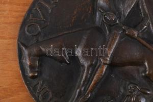 Olcsai Kiss Zoltán (1895-1981): Don Quijote. Bronz plakett falemezre rögzítve, d:15,5 cm, 26×21 cm
