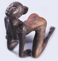 Pucsító lány, nagy méretű erotikus szobor, Bronz, jelzés nélkül. m:27 cm, sz: 23 cm