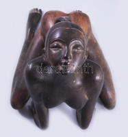 Pucsító lány, nagy méretű erotikus szobor, Bronz, jelzés nélkül. m:27 cm, sz: 23 cm