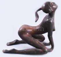 Pucsító lány, nagy méretű erotikus szobor, Bronz, jelzés nélkül. m:27 cm, sz: 23 cm