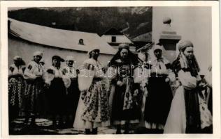 Torockó, Toroczkó, Rimetea; torockói népviselet / Transylvanian folklore, couple in folk costume (fl)