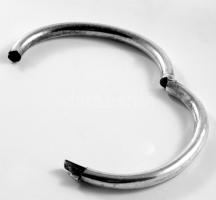 Ezüst(Ag) ovális karperec, jelzett, 5,7×4,8 cm, nettó: 12,9 g