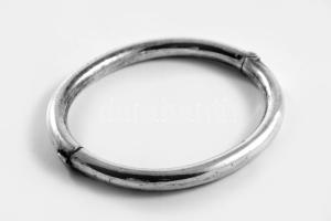 Ezüst(Ag) ovális karperec, jelzett, 5,7×4,8 cm, nettó: 12,9 g