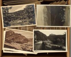 Kb. 880 db RÉGI külföldi város képeslap nagyméretű cipősdobozban / Cca. 880 db pre-1945 foreign town postcards in a big shoe box