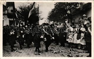 Galánta, a Felvidék felszabadulásának emlékére, bevonulás, katonák / entry of the Hungarian troops, soldiers (fl)