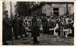 Galánta, a Felvidék felszabadulásának emlékére, bevonulás, katonák, Központi Étterem és Kávéház / en...