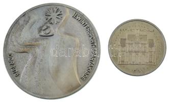 Német Szövetségi Köztársaság 1976. "II. Téli Sport Spartakiád" kétoldalas fehérfém emlékérem eredeti tokban (60mm) + ND "Erfurt Városháza / Német Szövetségi Köztársaság" kétoldalas fém emlékérem (35mm) T:AU,XF DDR 1976. "II. Wintersport-Spartakiade" two-sided white metal commemorative medallion in original case (60mm) + DN "Erfurt Rathaus / Deutsche Demokratische Republik" two-sided metal commemorative medallion (35mm) C:AU,XF