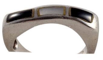 Ezüst(Ag) fekete köves gyöngyházas gyűrű, jelzett, méret: 52, bruttó: 4,6 g