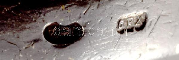 Ezüst(Ag) fekete köves gyöngyházas gyűrű, jelzett, méret: 52, bruttó: 4,6 g