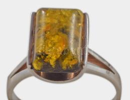 Ezüst(Ag) borostyánköves gyűrű, jelzett, méret: 56, bruttó: 3,7 g