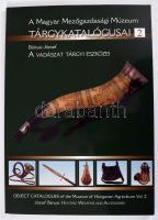 Bányai József: A vadászat tárgyi eszközei. Hunting Weapons and Accessories. A Magyar Mezőgazdasági Múzeum tárgykatalógusai 2. Bp., 2010, Magyar Mezőgazdasági Múzeum. 78 p. Magyar és angol nyelven. Fekete-fehér képekkel gazdagon illusztrált. Kiadói papírkötés, jó állapotban.