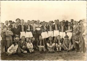1932 RIPENSIA Temesvár - FERENCVÁROS FTC 1:3, labdarúgó mérkőzés, focisták, csoportkép / RIPENSIA FC Timisoara - FTC (Fradi) football match, players. sport photo (17,4 x 12 cm) (non PC) (ragasztónyomok / glue marks)
