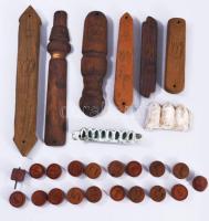 cca 19. század közepe, Zsidó család hagyatékából vallási tárgyak: 6 darab fa mezuza h: 21 cm alatt, fa trenderli h: 3 cm, 18 darab hanuka zseton d: 2 cm, 2 darab 16-18. századi bronz hanukkah h: 6-9,6 cm /// cca mid-19th century, from a Jewish family estate, religious objects: 6 wooden mezuzahs, each under 21 cm in height; 1 wooden dreidel, height 3 cm; 18 Hanukkah tokens, diameter 2 cm; 2 bronze Hanukkah lamps from the 16th-18th century, height 6-9.6 cm