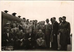 1937 Románia - Észtország, 1:2, labdarúgó mérkőzés, focisták, csoportkép / Romania - Estonia football match, players. sport photo (17,9 x 12,6 cm) (non PC) (ragasztónyomok / glue marks)