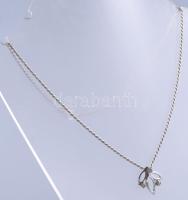 Ezüst(Ag) walles nyaklánc háromköves medállal, jelzett, h: 41 cm, medál: 1,8×1,3 cm, bruttó: 4 g