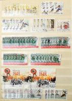 1989-2017 Sokpéldányos magyar rendező magas katalógus értékben, 34 nagyalakú berakólapon