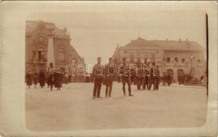 Szabadka, Subotica; 1849-es kaponyai csata honvéd emlékműve a Nemzeti Kaszinó előtt, Bartos János Pilseni sörcsarnoka, katonák / Heroes' monument of the Kaponjska battle in 1849, Casino, inn, restaurant, beer hall, soldiers. photo (EK)