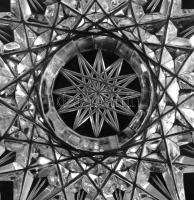 Parádi ólomkristály kínáló, jelzés nélkül, gazdag csiszolt mintával, 29x19,5 cm