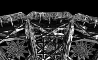 Parádi ólomkristály kínáló, jelzés nélkül, gazdag csiszolt mintával, 29x19,5 cm