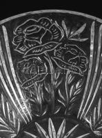 Nagyméretű ólomkristály kekszkínáló, rózsamintával, minimális pattogzással, d: 23 cm, m: 15 cm