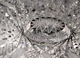 Parádi extrém gazdag csiszolású asztalközép kínáló, jelzés nélkül, d: 30,5 cm