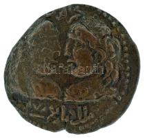 Iszlám államok / Artukida dinasztia / Najm al-Din Alpi 1152-1176. Dirham bronz, Mardin. Az előlapon: VII. Antiokhosz mellszobrai egymással szemben; felül Alpi címe, "Najm al-Din" (arabul); alul "Malik Diyarbakr" (Diyarbakr királya, arabul). A hátlapon: Bizánci császár áll szemben Theotokosszal (Szűz Mária), aki ruhában és maphorionban, jobb kezével koronázza a császárt; körbe Najm al-Din Alpi családfája arabul. (12,75g) T:VF Islamic states / Artuqid dynasty / Najm al-Din Alpi 1152-1176. Dirham bronze, Mardin. On the obverse: diademed and draped busts of Antiochos VII facing each other; above, Alpi's title "Najm al-Din" (in Arabic); below, "Malik Diyarbakr" (King of Diyarbakr, in Arabic). On the reverse: On the left, Byzantine emperor standing facing being crowned by the Theotokos (the Virgin) standing facing, wearing robes and maphorion, crowning the emperor with her right hand; around, genealogy of Najm al-Din Alpi in Arabic (12,75g) C:VF