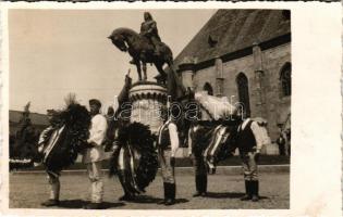 Kolozsvár, Cluj; Mátyás király szobra, ünnepség / statue of King Matthias, ceremony. photo
