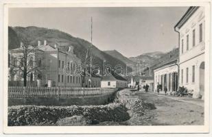 1942 Óradna, Alt-Rodna, Radna veche, Rodna; Fő tér, Járási főszolgabíróság, Országzászló, bányahivatal, Szenkovits Jenő üzlete, Dohányáruda / main square, court, Hungarian flag, shop. photo (EK)