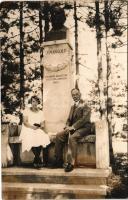 Balatonfüred, Dr. Mangold Henrik (1828-1912) szobra koszorúkkal (A szobrot 1944 októberében a nyilasok lerombolták - Mangold zsidó származású volt). photo (fl)