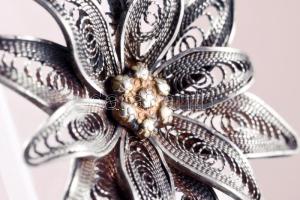 Filigrán ezüst (Ag) bross, jelzett, h: 32mm, nettó 3,2g