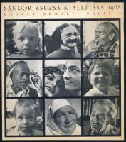 Sándor Zsuzsa kiállítása 1968. A kiállítás rendezte: Kass János és Dr. Ury Endréné. A katalógust tervezte: Kass János. Bp., 1968, Magyar Nemzeti Galéria, 4 sztl. lev. Sándor Zsuzsa (1923-1969) fotóművész, fényképész-illusztrátor. Kiadói papírkötés.